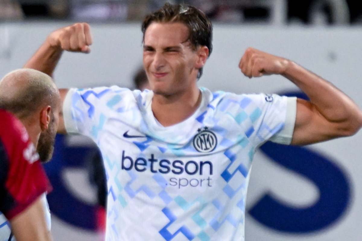 Esposito esulta mostrando i muscoli