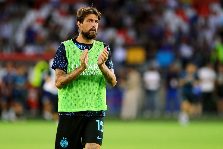 Acerbi verso la panchina dopo la sconfitta a Napoli.