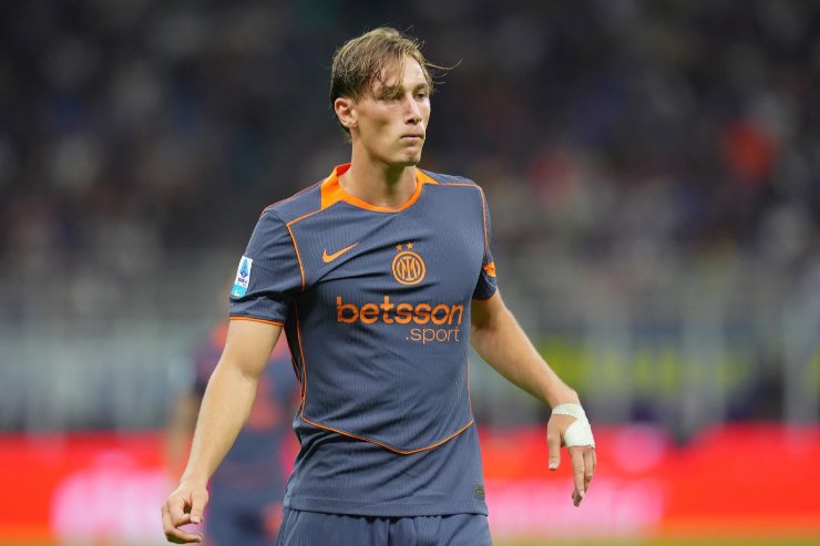 Francesco Esposito durante la gara di Serie A 2025 di San Siro contro il Sassuolo