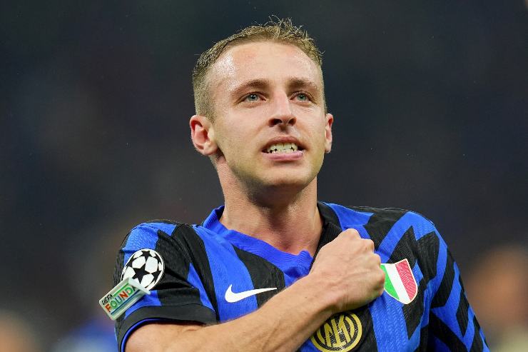 Davide Frattesi esulta stringendosi il peto dopo aver segnato in semifinale di Champions League contro il Barcrellona.