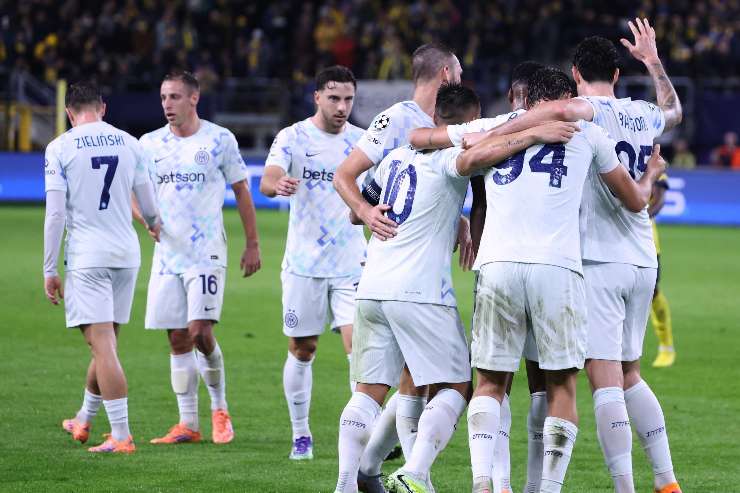 Giocatori dell'Inter esultano dopo un gol in Champions League