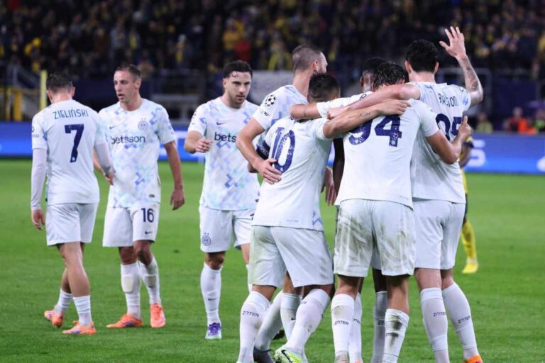 Il gruppo Inter festeggia dopo un gol nel match di Champions contro l'Unione St Gilloise