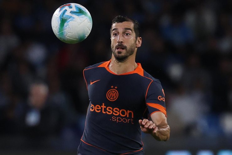 Henrikh Mkhitaryan in azione con la maglia dell'Inter durante una partita di campionato allo stadio Maradona