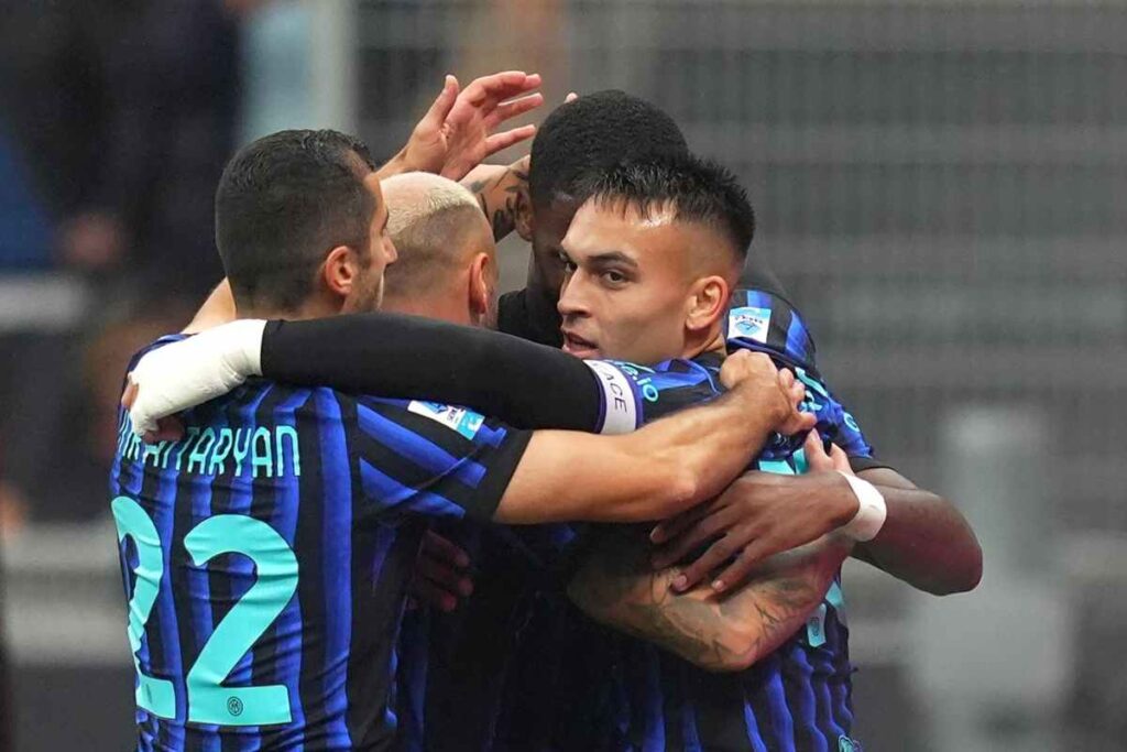 Lautaro Martinez esulta con i compagni dell’Inter dopo un gol in Serie A 2025/2026 allo stadio San Siro.