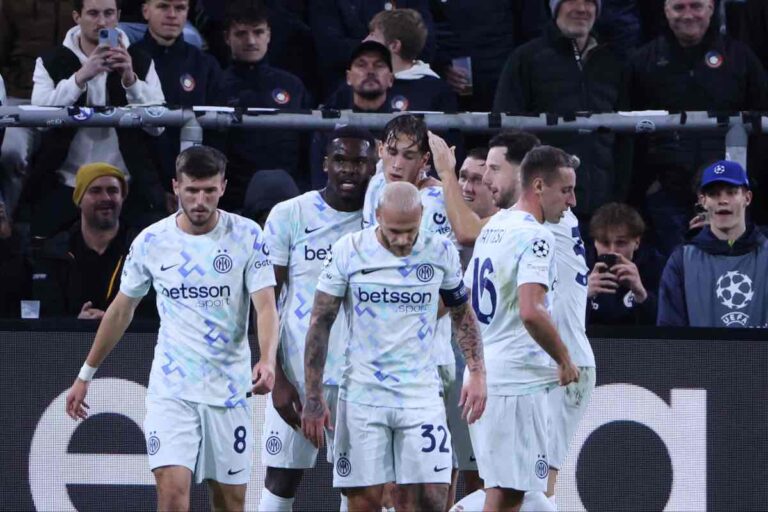 I giocatori dell’Inter esultano insieme dopo un gol in una partita di Champions League 2025/2026