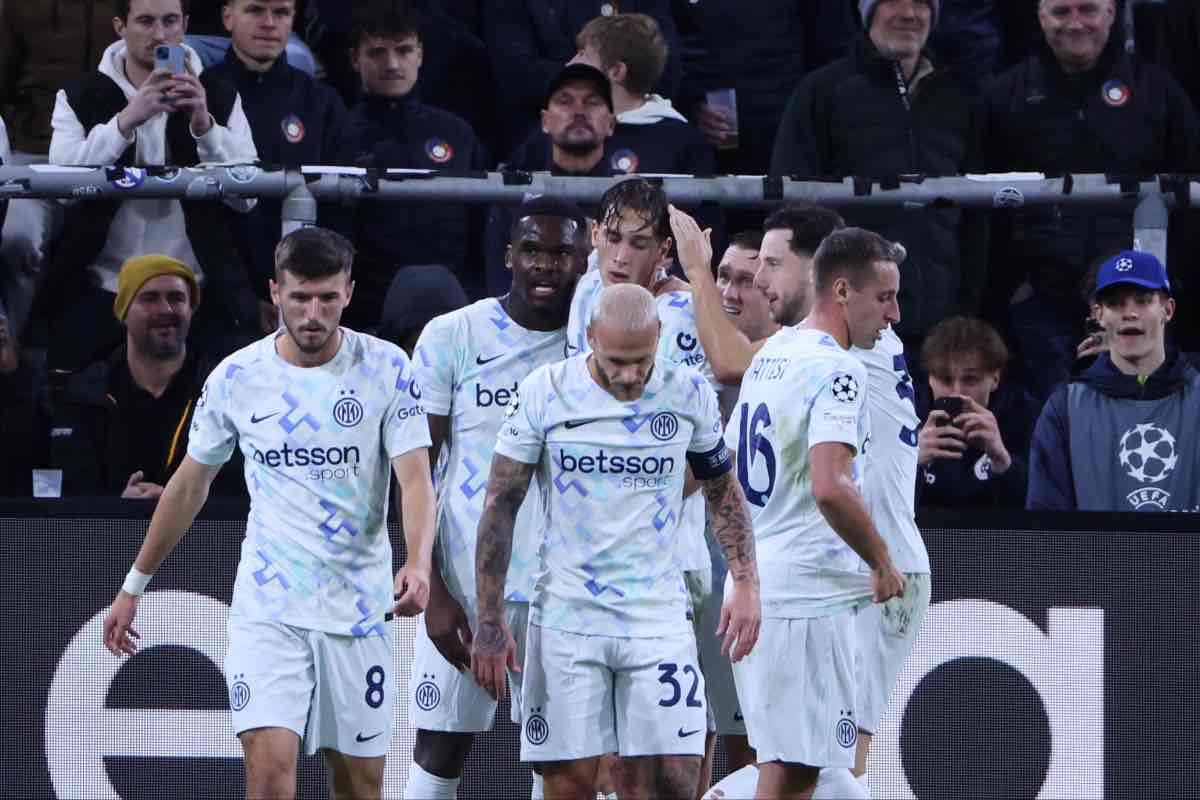 I giocatori dell’Inter esultano insieme dopo un gol in una partita di Champions League 2025/2026