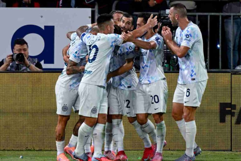 L'Inter esulta in gruppo
