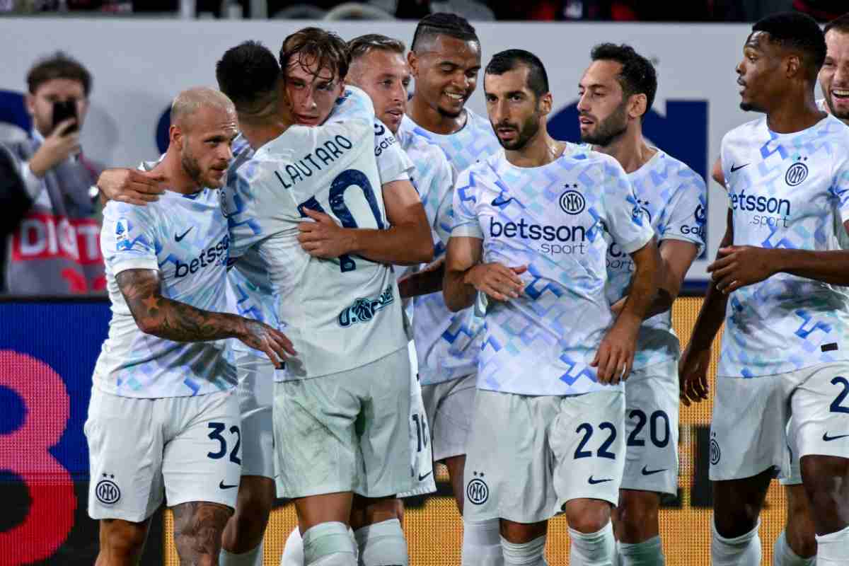 I calciatori dell'Inter esultano in gruppo per il gol di Esposito