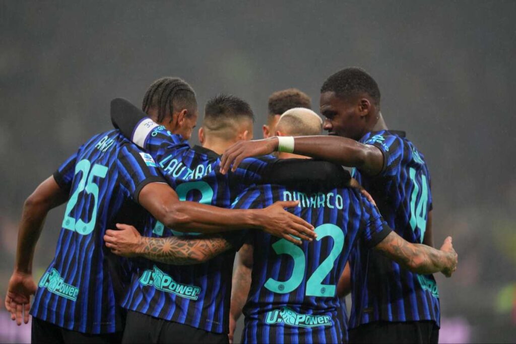 Esultanza di gruppo dell'Inter durante un match a San Siro