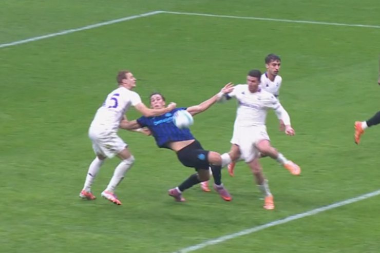 Il contatto in area di rigore tra Pio Esposito e Comuzzo in Inter-Fiorentina