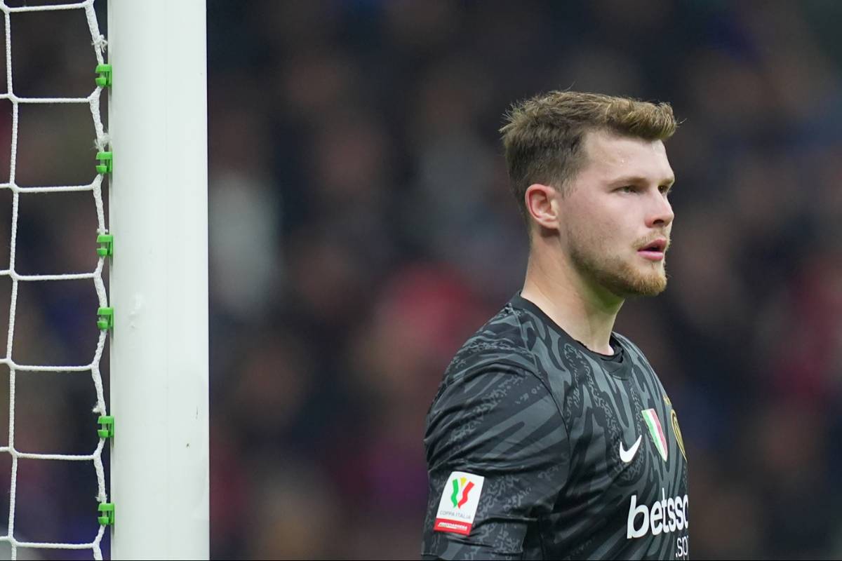 Josep Martínez durante una partita di Coppa Italia 2025 con la maglia nera dell’Inter, concentrato vicino al palo della porta.