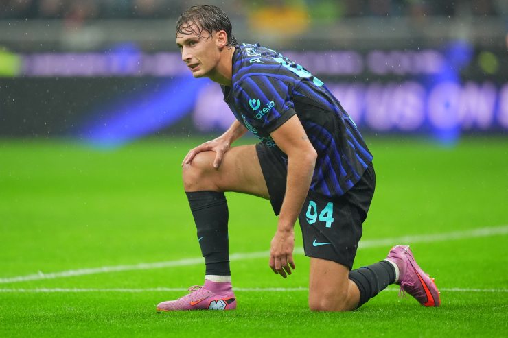 Pio Esposito, attaccante dell'Inter, inginocchiato a terra nel corso del match contro la Fiorentina