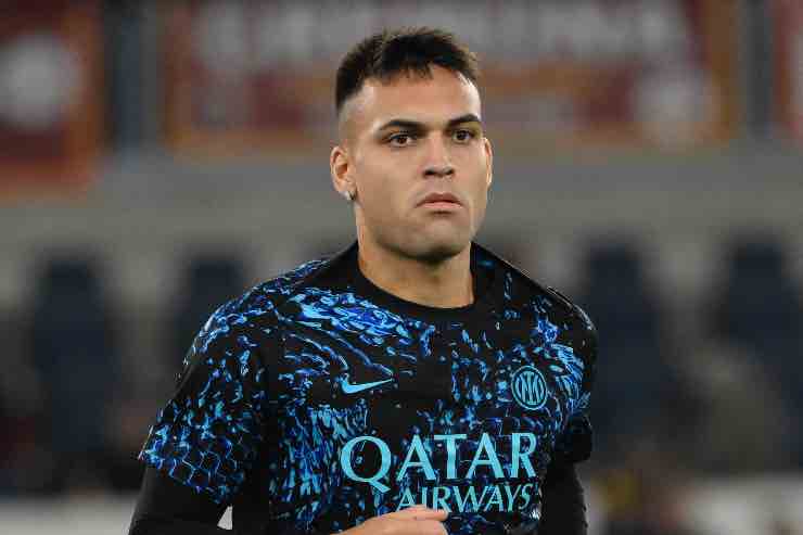 Lautaro Martinez, capitano dell'Inter, durante il riscaldamento