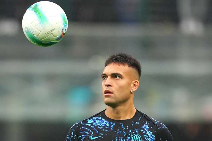 Lautaro Martínez osserva il pallone durante il riscaldamento prepartita con l’Inter nel 2025.