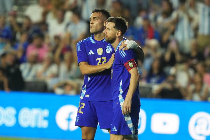 Lautaro Martínez abbraccia Lionel Messi durante una partita dell’Argentina nel 2025.