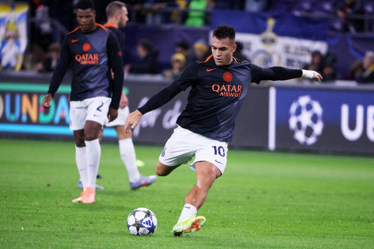 Lautaro Martinez calcia con la maglia di allenamento dell'Inter, nel pre partita della gara di Champions League 2025 contro l'Union Saint Gilloise