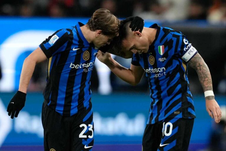 Lautaro e Barella abbracciati
