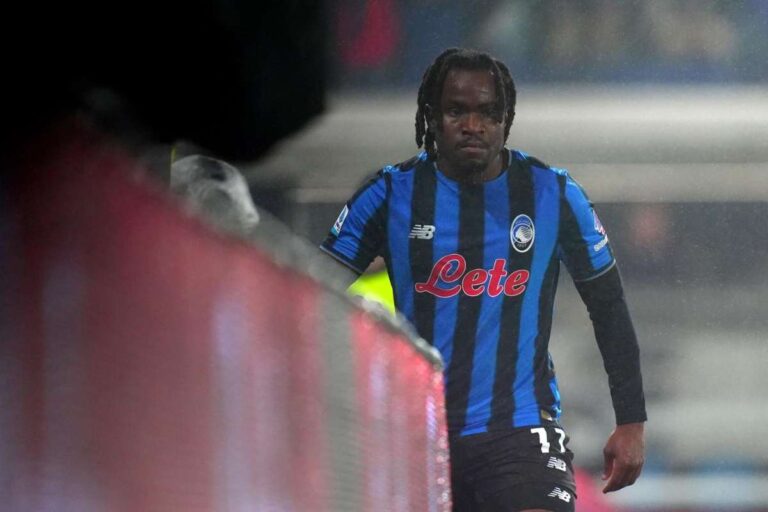Ademola Lookman durante Atalanta-Napoli 2025 sotto la pioggia allo stadio Gewiss di Bergamo.