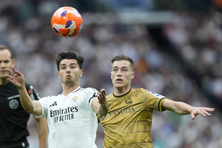 Luka Sucic a duello con Brahim Diez nella sfida tra Real Sociedad e Real Madrid