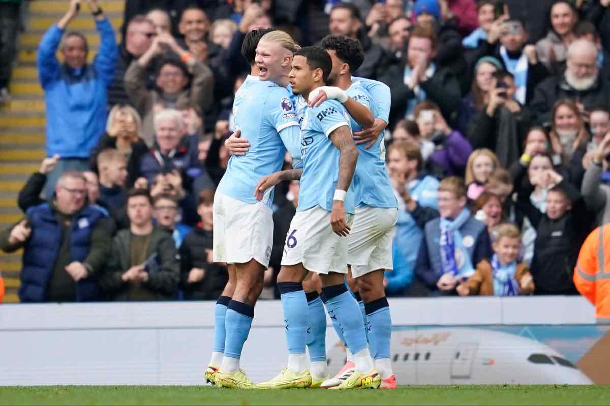 Giocatori del Manchester City esultano dopo un gol all’Etihad Stadium durante una partita di Premier League 2025.