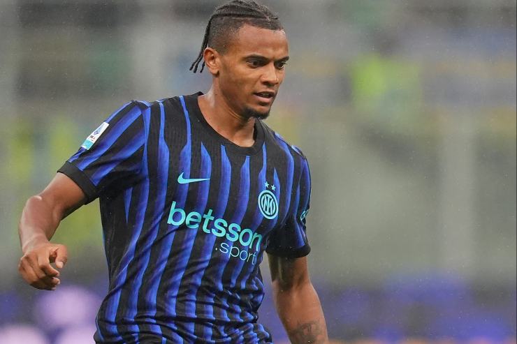 Manuel Akanji in azione con la maglia dell'Inter durante una partita di campionato allo stadio San Siro