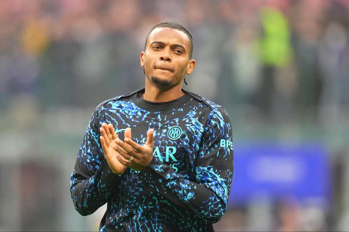 Manuel Akanji si riscalda con l'Inter prima di una partita di campionato allo stadio San Siro