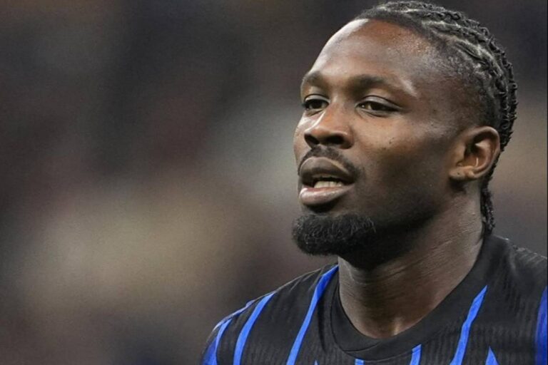 Marcus Thuram con al amglia dell'Inter durante il match di Champions League 2025 contro lo Slavia Praga, allo Stadio San Siro