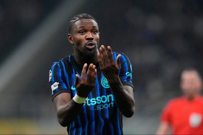 Marcus Thuram gesticola durante una partita dell’Inter nella stagione 2025/26, esprimendo protesta verso l’arbitro a San Siro.