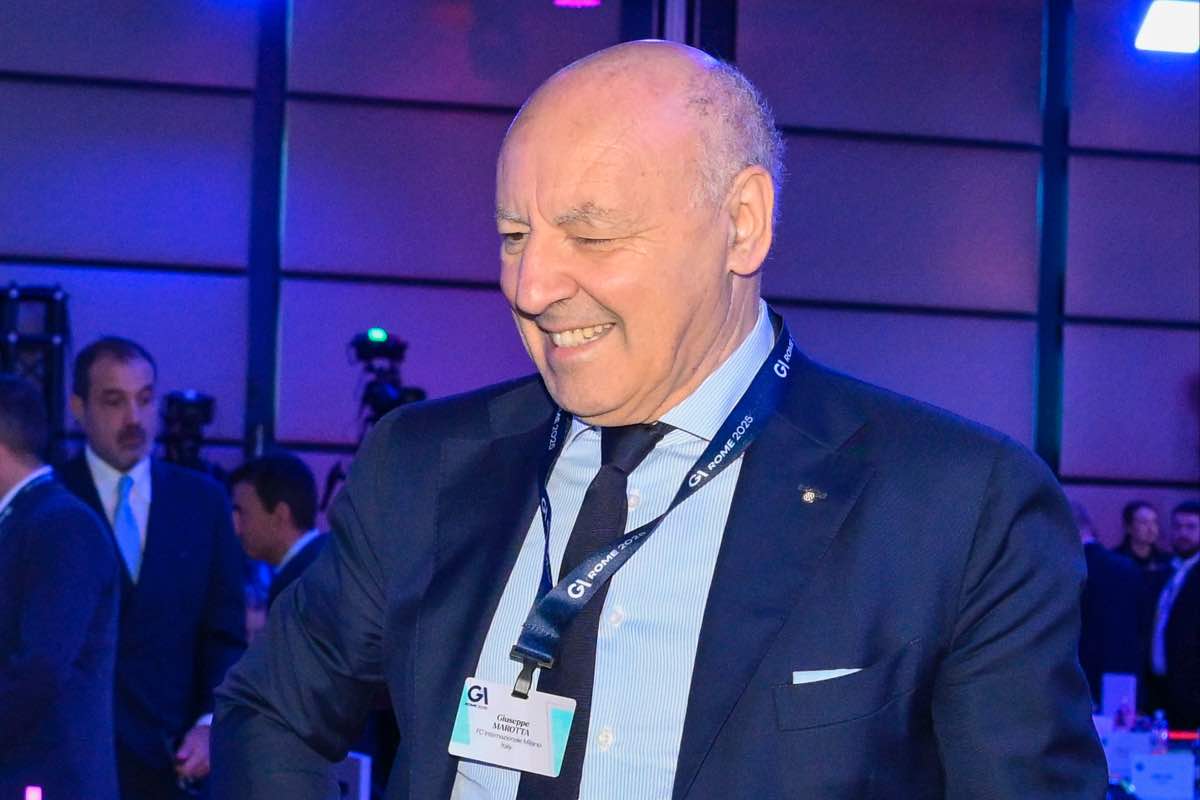 Giuseppe Marotta sorridente durante un evento ufficiale, con il badge dell'Inter e l'inconfondibile carisma da dirigente, nel 2025.