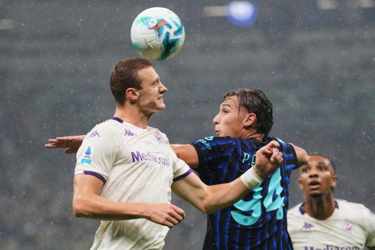 Pietro Comuzzo, difensore della Fiorentina, e Pio Esposito, attaccante dell'Inter, in un duello aereo