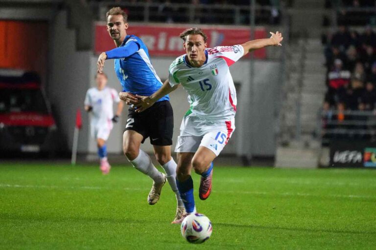 Pio Esposito in campo con la maglia dell'Italia