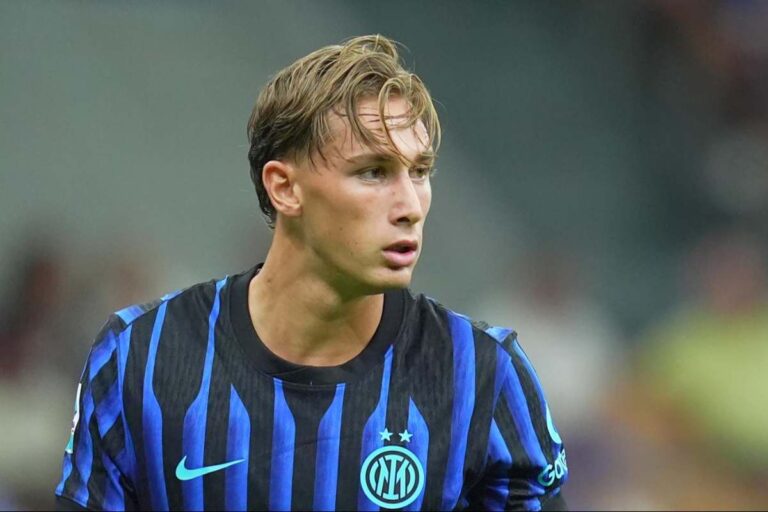 Pio Esposito in campo con la maglia dell’Inter durante una partita di Serie A 2025, concentrato sull’azione.