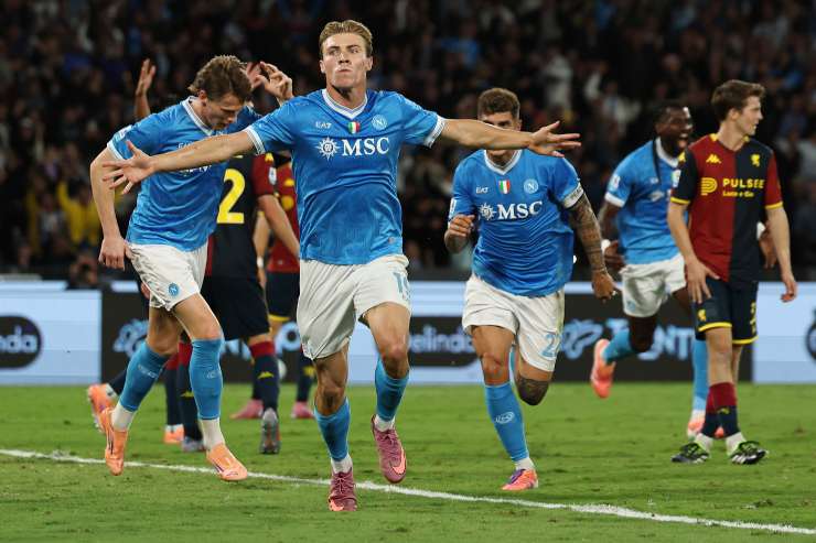 Rasmus Hojlund esulta in maglia Napoli durante la gara di Serie A tra Napoli e Genoa