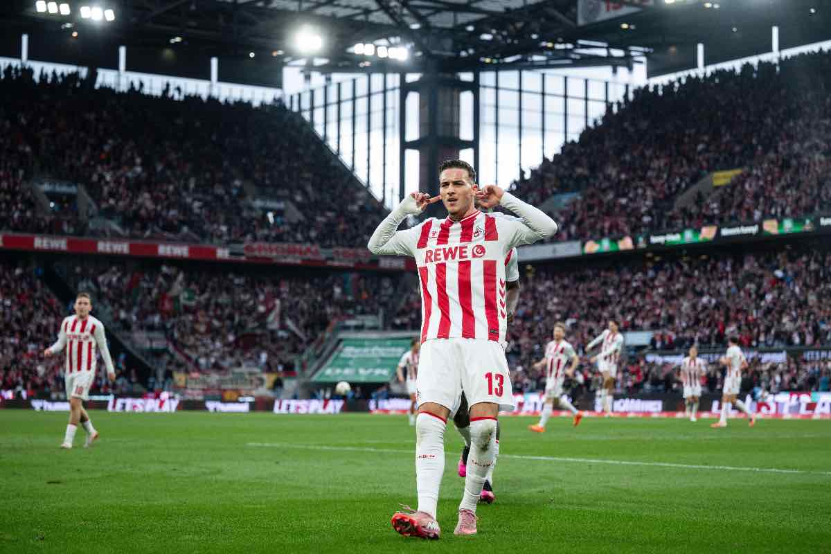 Said El-Ma’la festeggia il gol sotto la curva del Colonia durante una partita di Bundesliga 2025.