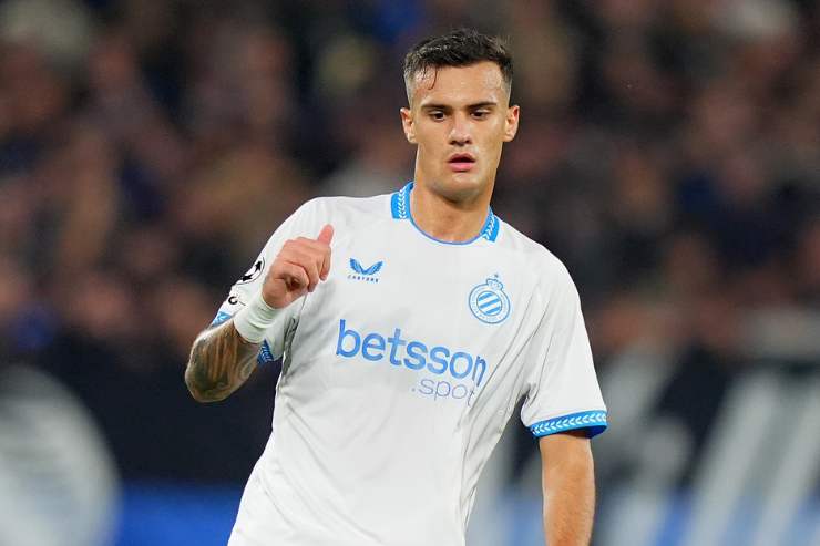 Aleksandar Stankovic in campo con la maglia del Club Bruges durante una partita di Champions League 2025.