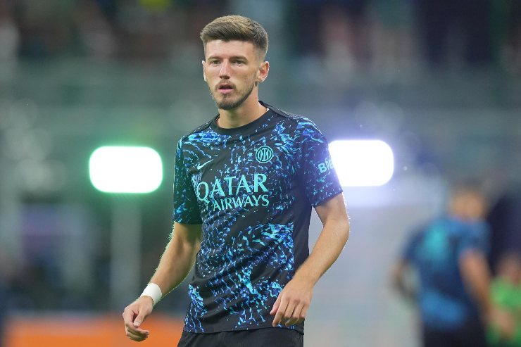 Petar Sucic in campo con la maglia di allenamento dell'Inter nella Serie A 2025/2026