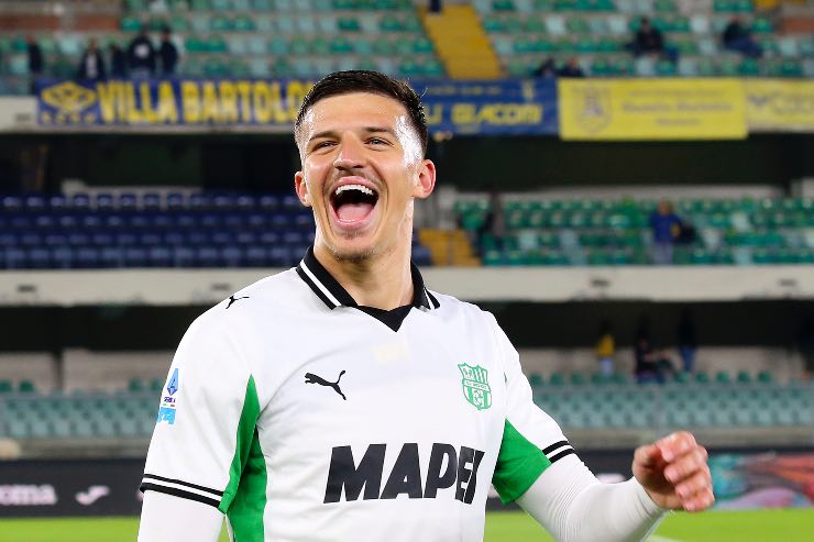 Tarik Muharemović sorride dopo una vittoria del Sassuolo nella stagione di Serie A 2025/26.