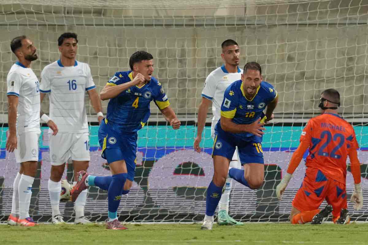 Tarik Muharemović esulta dopo un gol della Bosnia-Erzegovina durante una partita di qualificazioni internazionali 2025.