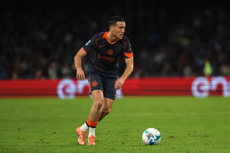 Zielinski in azione allo stadio Maradona nella gara tra Inter e Napoli