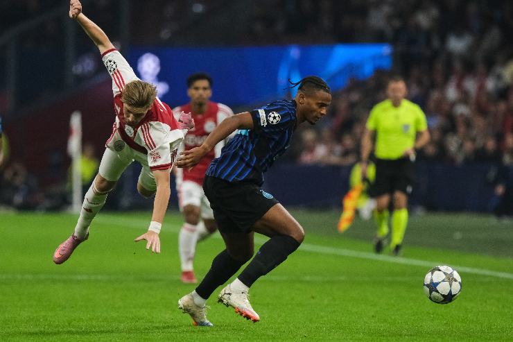 Il difensore dell'Inter Manuel Akanji in campo per la sfida di Champions League contro l'Ajax