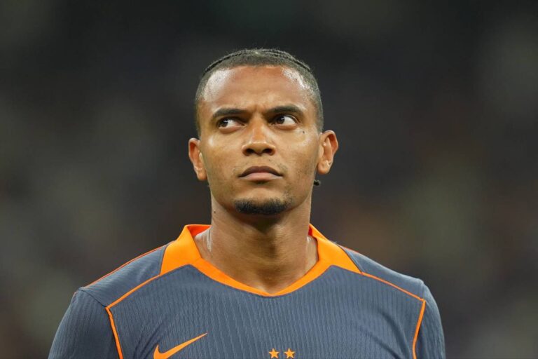 Il difensore dell'Inter Manuel Akanji in primo piano