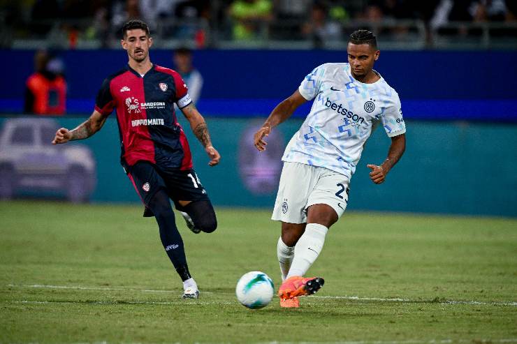 Il difensore dell'inter Manuel Akanji in campo per la sfida contro il Cagliari