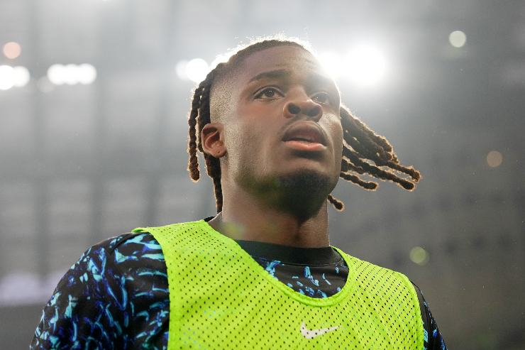 Yann Bisseck con la maglia dell’Inter durante il riscaldamento a San Siro nel 2025, mentre riflette sul suo futuro per trovare maggiore spazio in vista dei Mondiali.