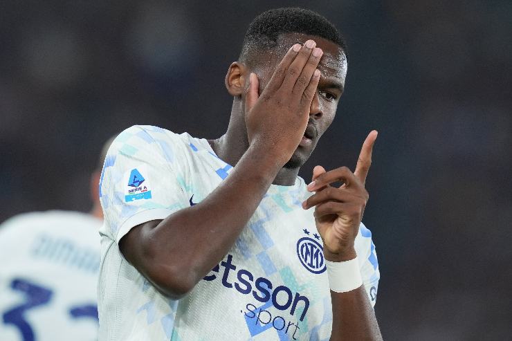 Ange Bonny esulta dopo un gol con l’Inter nel 2025, portando la mano al volto in segno di esultanza durante una partita di Serie A.