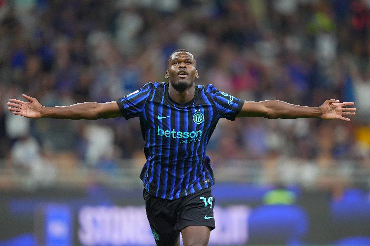 L'attaccante francese Ange-Yoan Bonny esulta dopo un gol siglato con la maglia dell'Inter