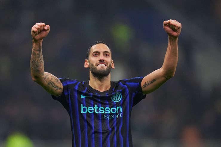 Calhanoglu esulta dopo aver segnato con l'Inter