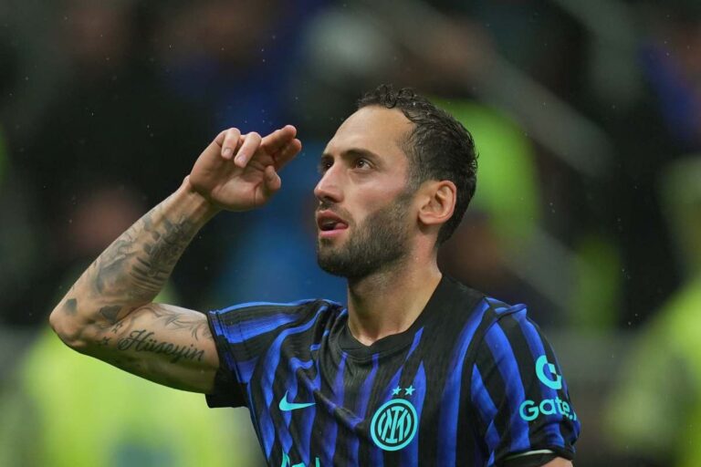 Calhanoglu esulta dopo il gol segnato con l'Inter