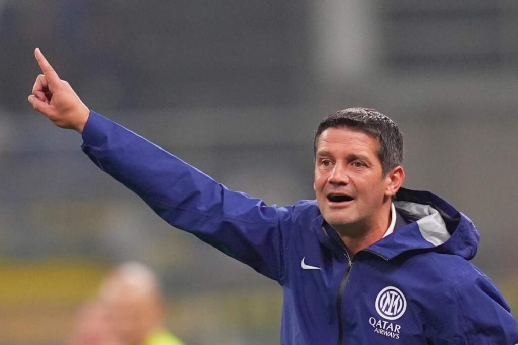 Cristian Chivu indica dalla panchina dell’Inter durante una gara di Serie A 2025/26.