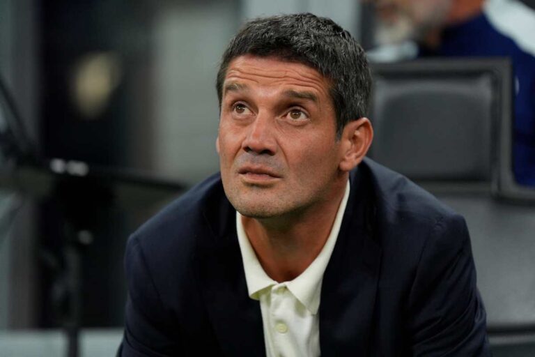 Cristian Chivu, allenatore dell’Inter, riflette in panchina durante una partita di Serie A 2025, pronto a cambiare strategia in vista della Champions League.