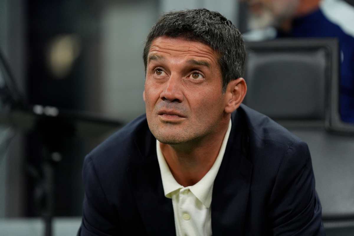 Cristian Chivu, allenatore dell’Inter, riflette in panchina durante una partita di Serie A 2025, pronto a cambiare strategia in vista della Champions League.
